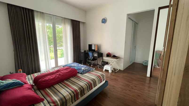 rumah cantik posisi hook di villa cinere mas depok