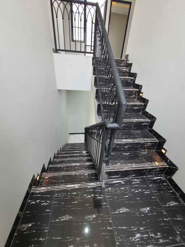 rumah classic bergaya eropa modern di kalimulya depok