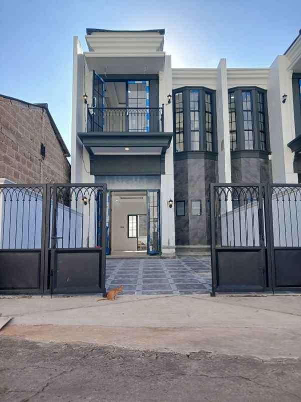 rumah classic bergaya eropa modern di kalimulya depok