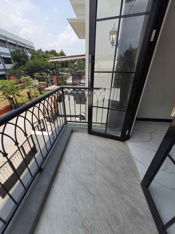 rumah classic bergaya eropa modern di kalimulya depok