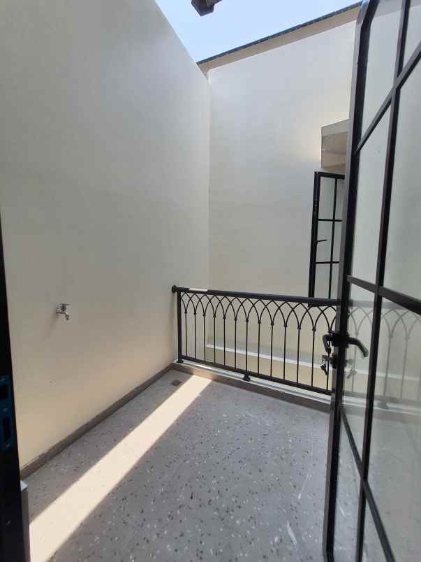 rumah classic bergaya eropa modern di kalimulya depok