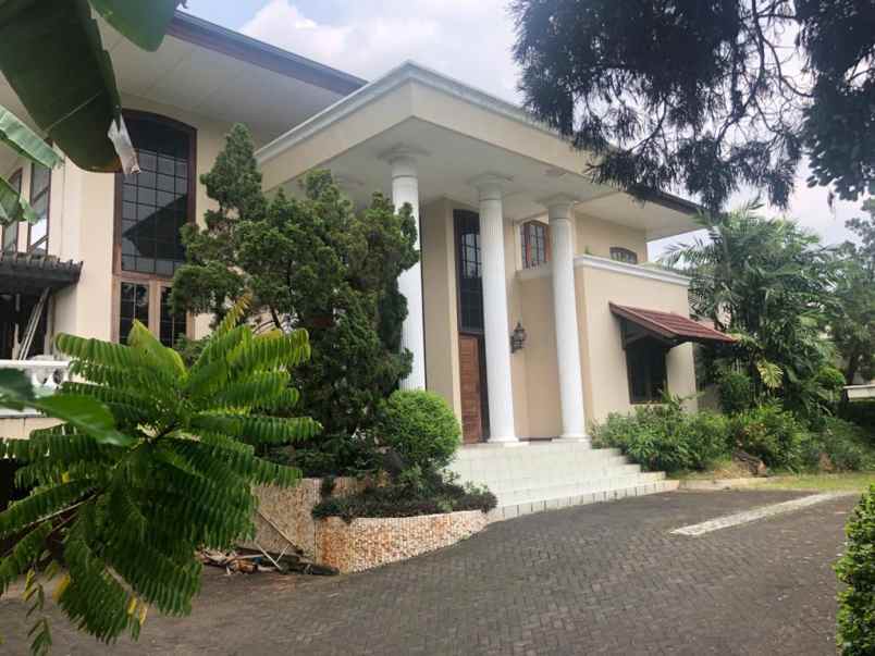 rumah di area sangat asri di bukit golf pondok indah