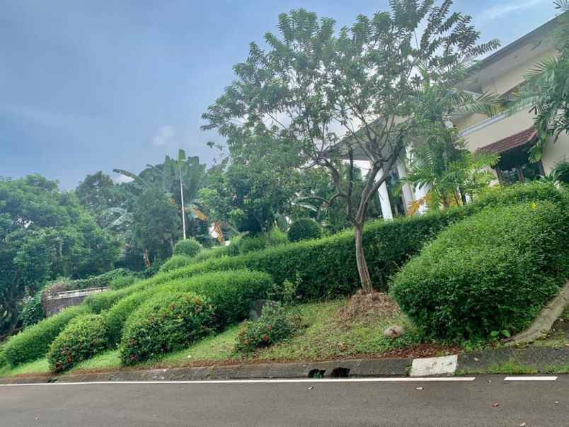 rumah di area sangat asri di bukit golf pondok indah