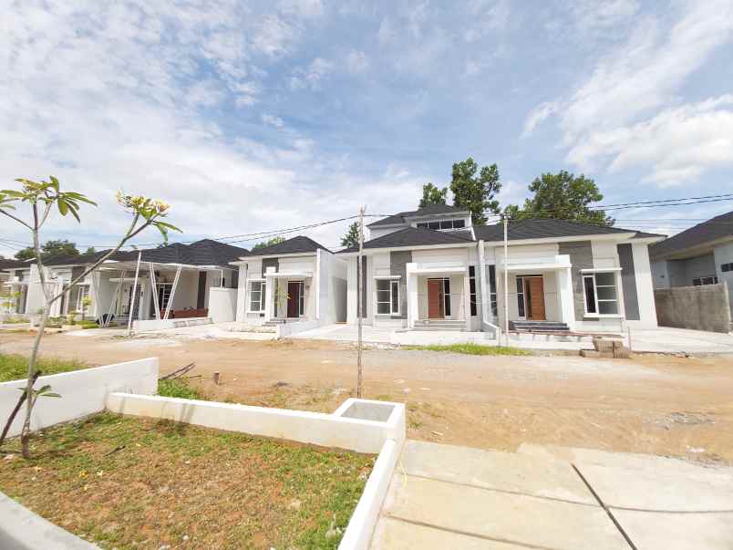 rumah jalan paris 3 padat karya