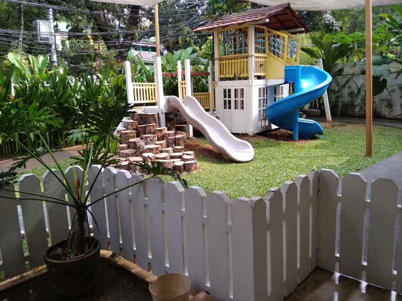 rumah kebayoran baru area nyaman tenang dan rimbun