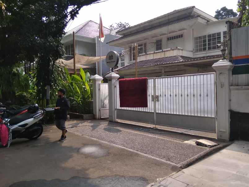 rumah kebayoran baru area nyaman tenang dan rimbun