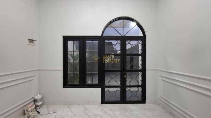 rumah klasik eropa siap huni di utara maguwoharjo