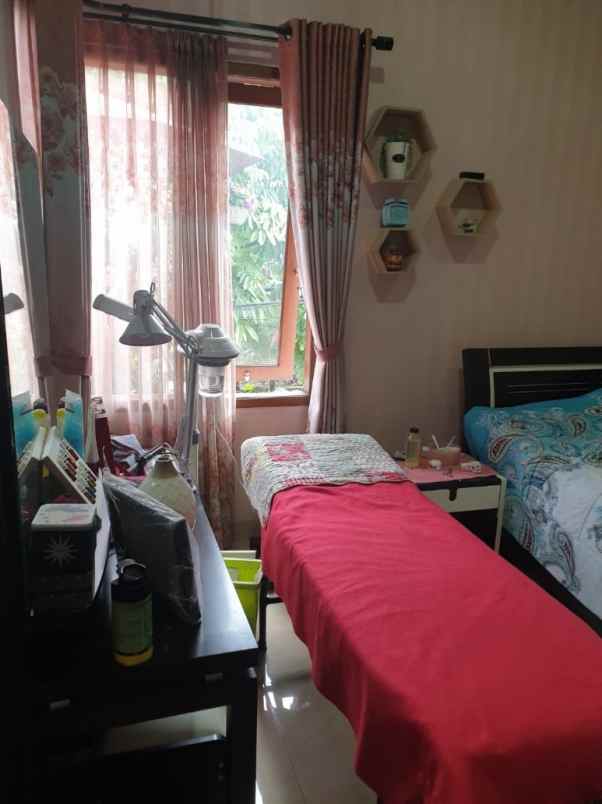 rumah komp taman mutiara cibabat ada rooftop 3 lantai