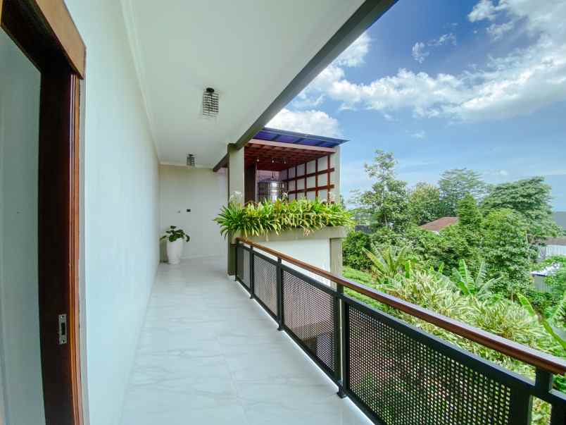 rumah mewah 3lantai harga miring di maguwoharjo
