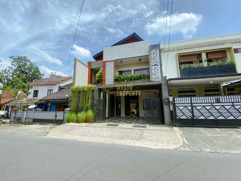 rumah mewah 3lantai harga miring di maguwoharjo