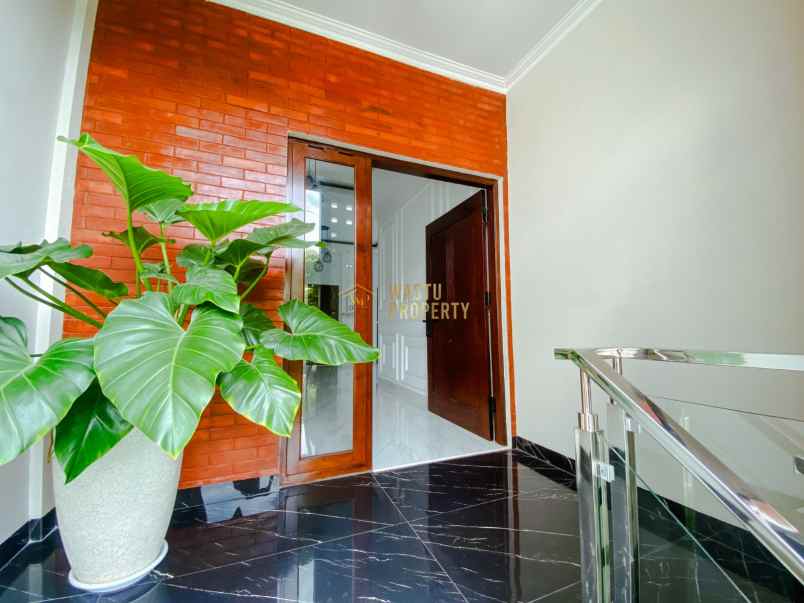 rumah mewah 3lantai harga miring di maguwoharjo