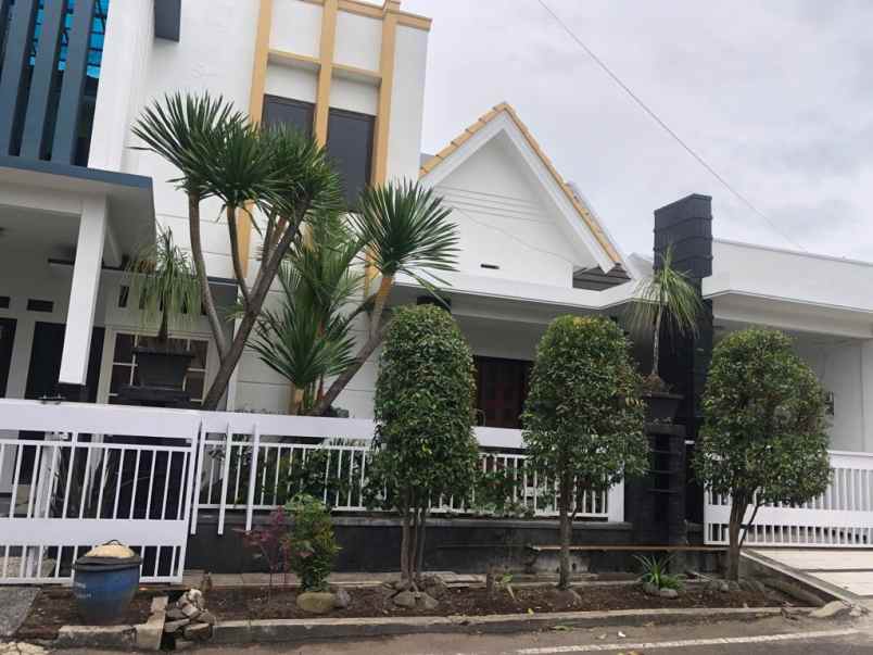 rumah mewah di sulfat selatan di kota malang