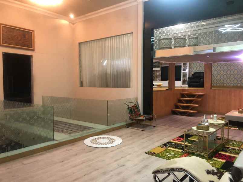 rumah mewah luas di jalan manyar kartika kota surabaya