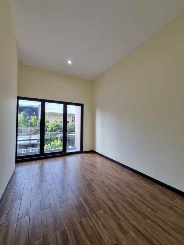 rumah mulyosari tengah new minimalis row 2 mobil