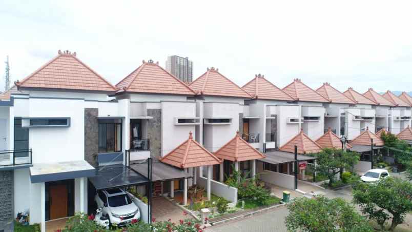 rumah nuansa bali 2 lantai di kota bandung