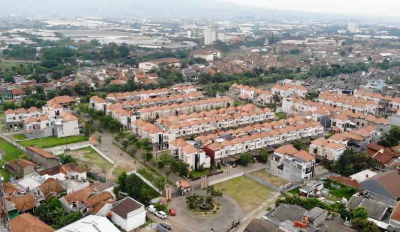 rumah nuansa bali 2 lantai di kota bandung