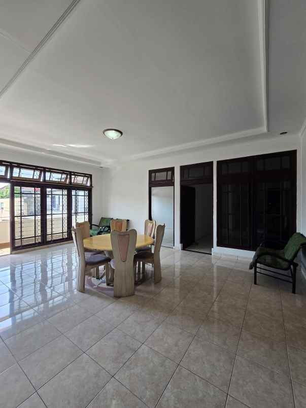 rumah second dalam komplek di pondok bambu jaktim