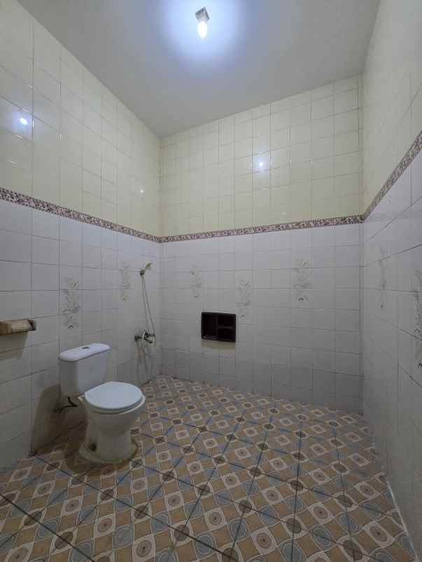 rumah second dalam komplek di pondok bambu jaktim