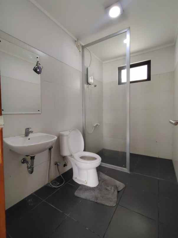 rumah second dalam komplek perumahan di ciracas jaktim