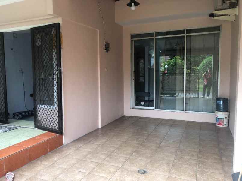 rumah second dalam komplek taman buaran indah