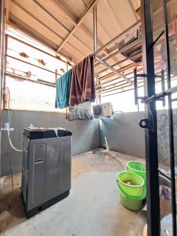 rumah second dengan tanah luas di pancoran mas depok