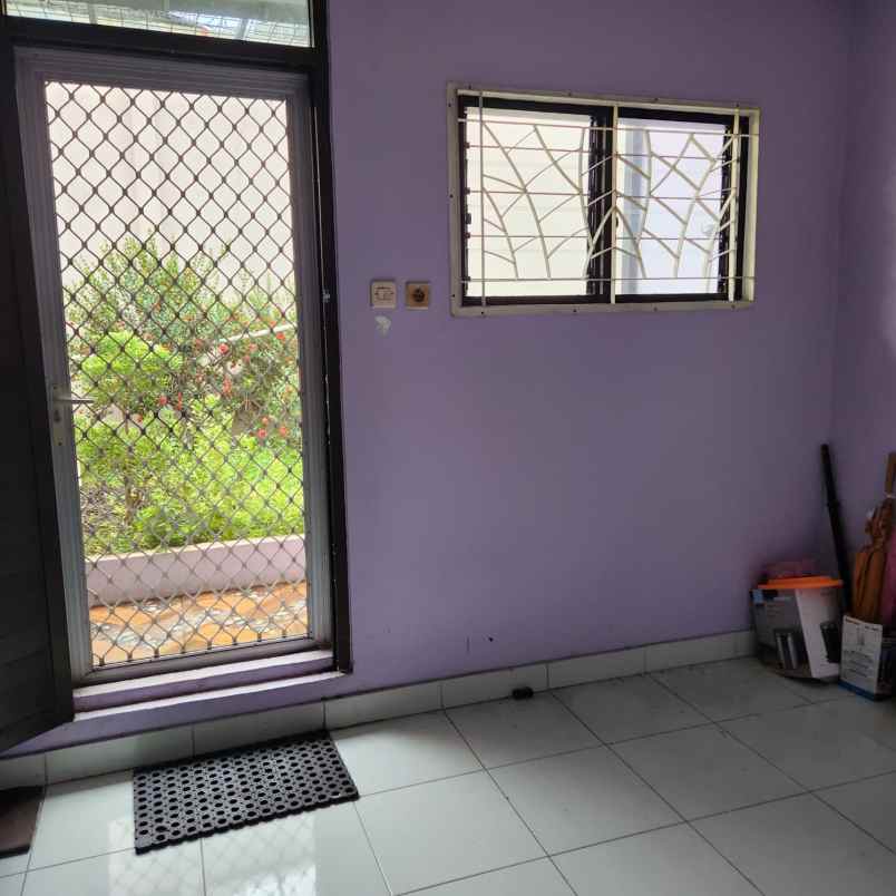 rumah second dengan tanah luas di pancoran mas depok