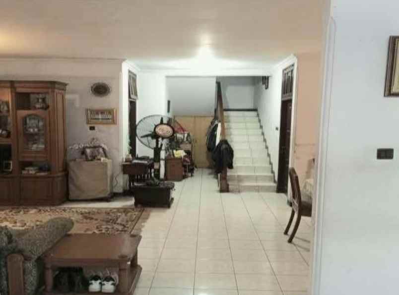 rumah second hoek ditengah kota tebet jakarta selatan