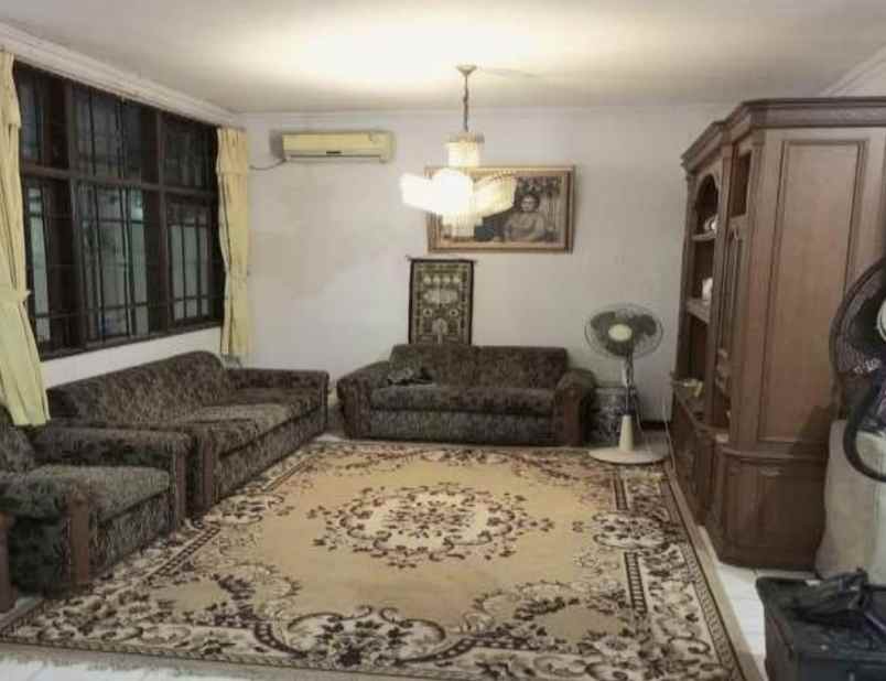 rumah second hoek ditengah kota tebet jakarta selatan