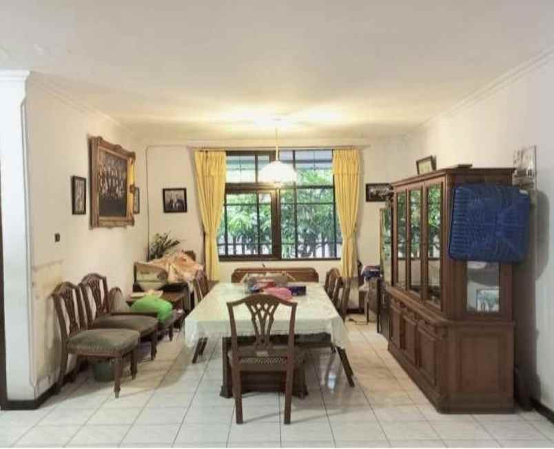 rumah second hoek ditengah kota tebet jakarta selatan