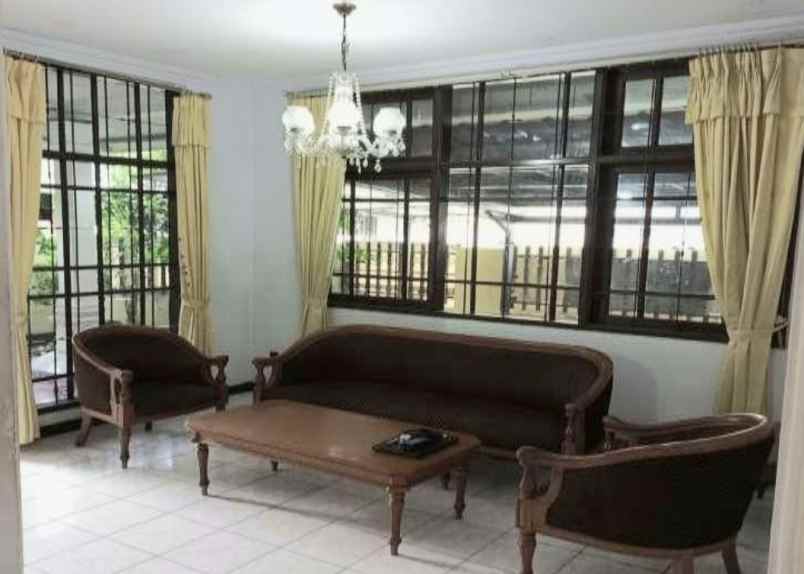 rumah second hoek ditengah kota tebet jakarta selatan