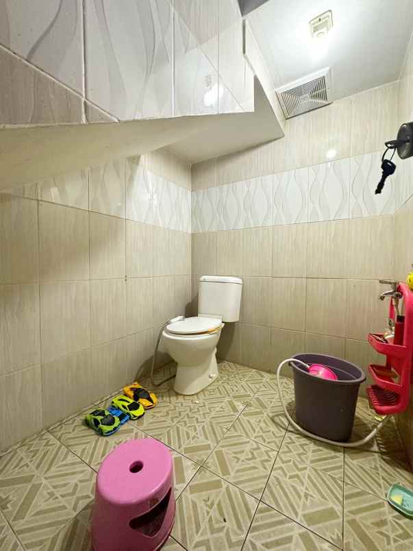 rumah second hook di pondok kelapa jakarta timur