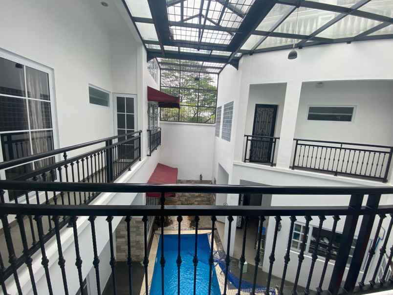 rumah white house di alam sutera