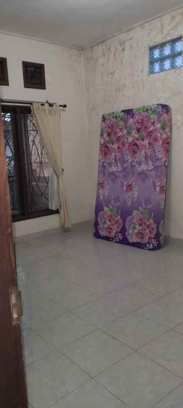 sewa rumah apa adanya 4 kamar tukad badung renon