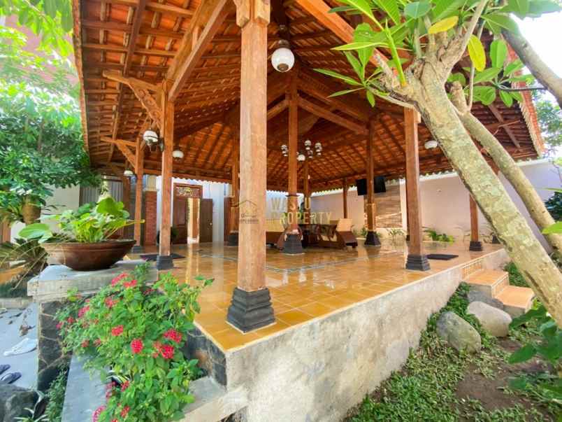villa mewah dan cantik 3 menit dari wisata tera view
