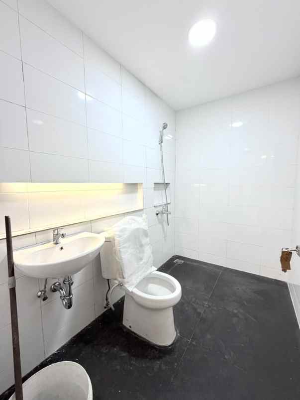 dijual ruko 4 lantai hook di larangan indah ciledug