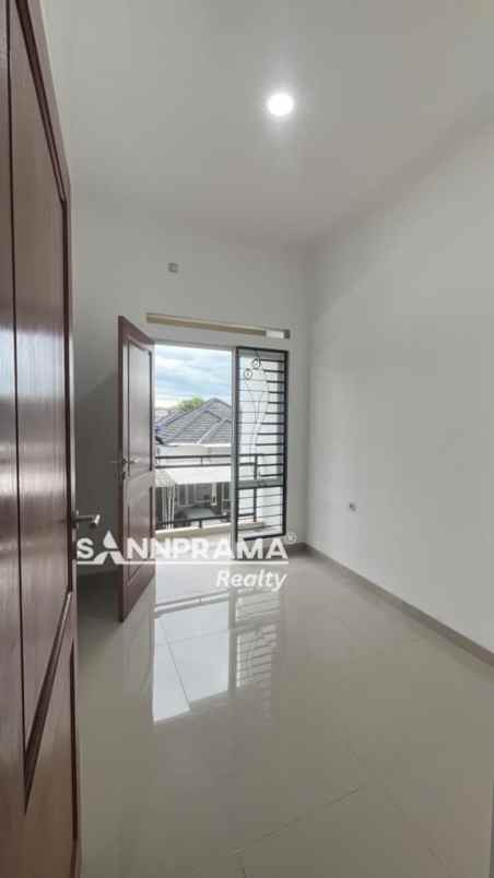 dijual rumah 2 lantai baru dekat kantor walikota a