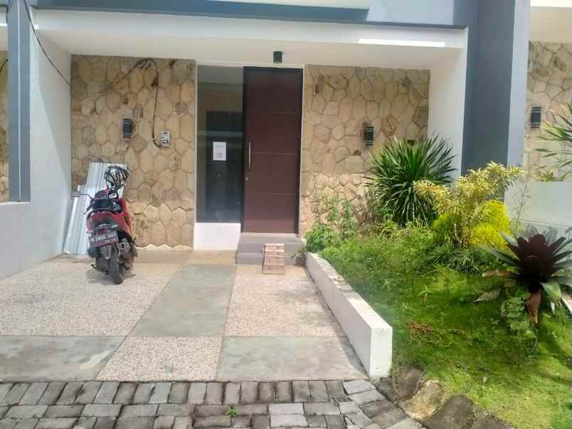 dijual rumah adyna residence