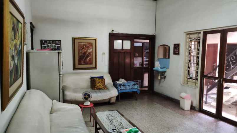 dijual rumah ambengan