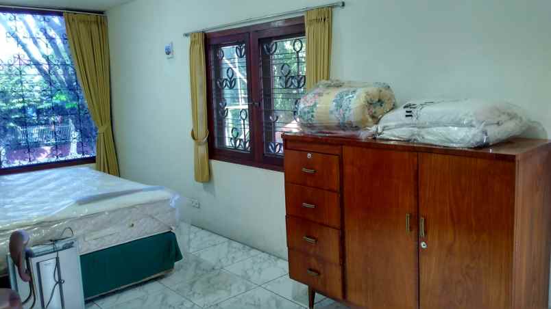 dijual rumah ambengan