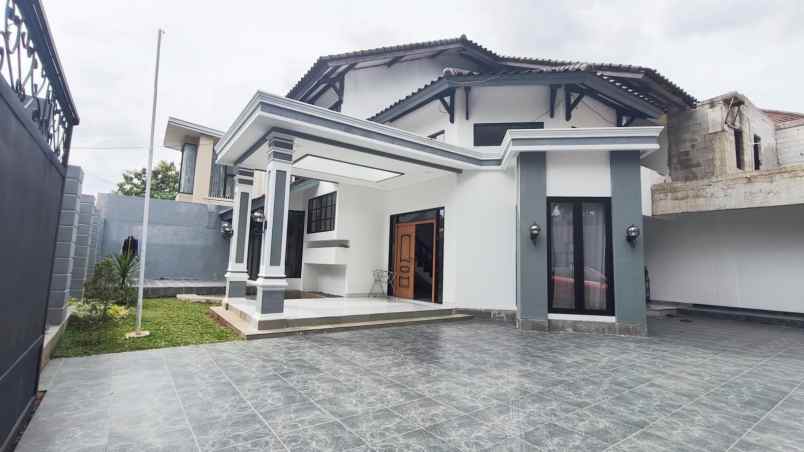 dijual rumah bambu apus cipayung