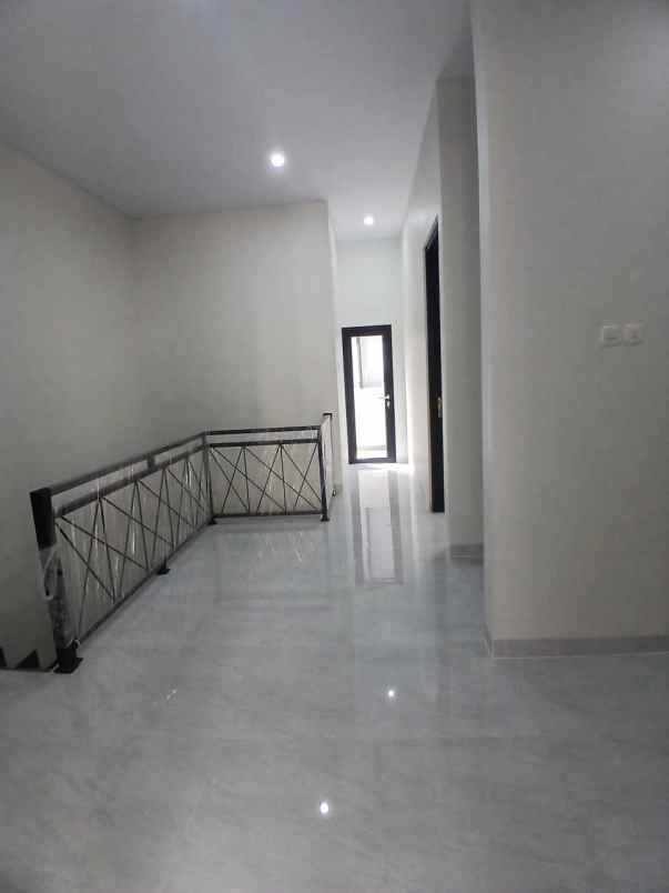 dijual rumah cipedak