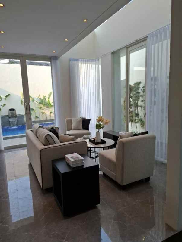 dijual rumah citraland surabaya barat