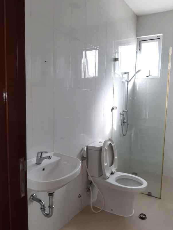 dijual rumah cluster palm spring jgc