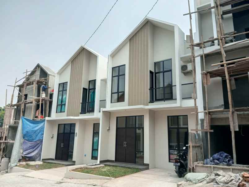 dijual rumah dekat taman kota 2