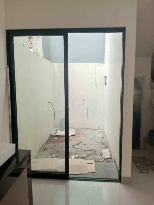 dijual rumah dekat taman kota 2