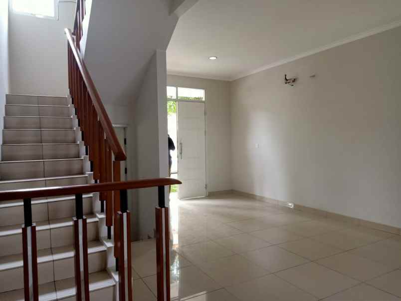 dijual rumah di cluster vernonia summarecon bekasi
