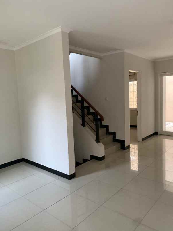 dijual rumah di legenda wisata cibubur