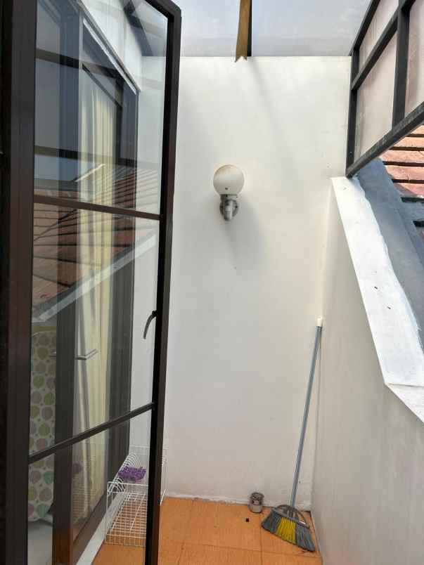 dijual rumah di legenda wisata full furnish