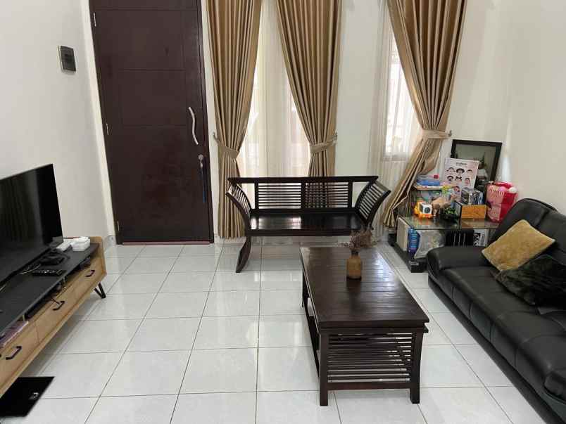 dijual rumah di legenda wisata full furnish