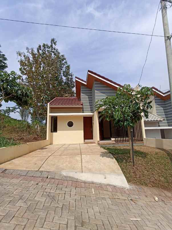 dijual rumah di perumahan nayanika hill